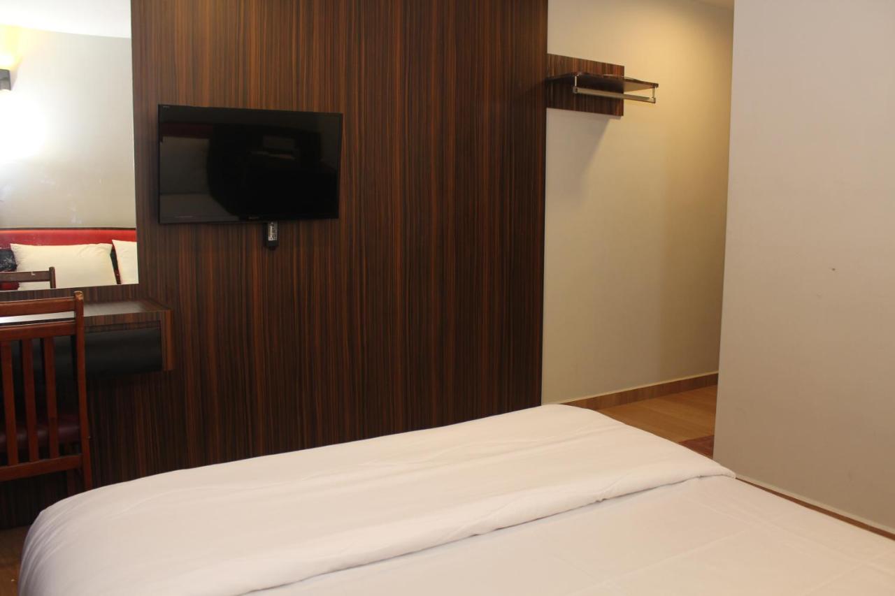Oyo 90027 Happy Hotel جوهر بهرو المظهر الخارجي الصورة