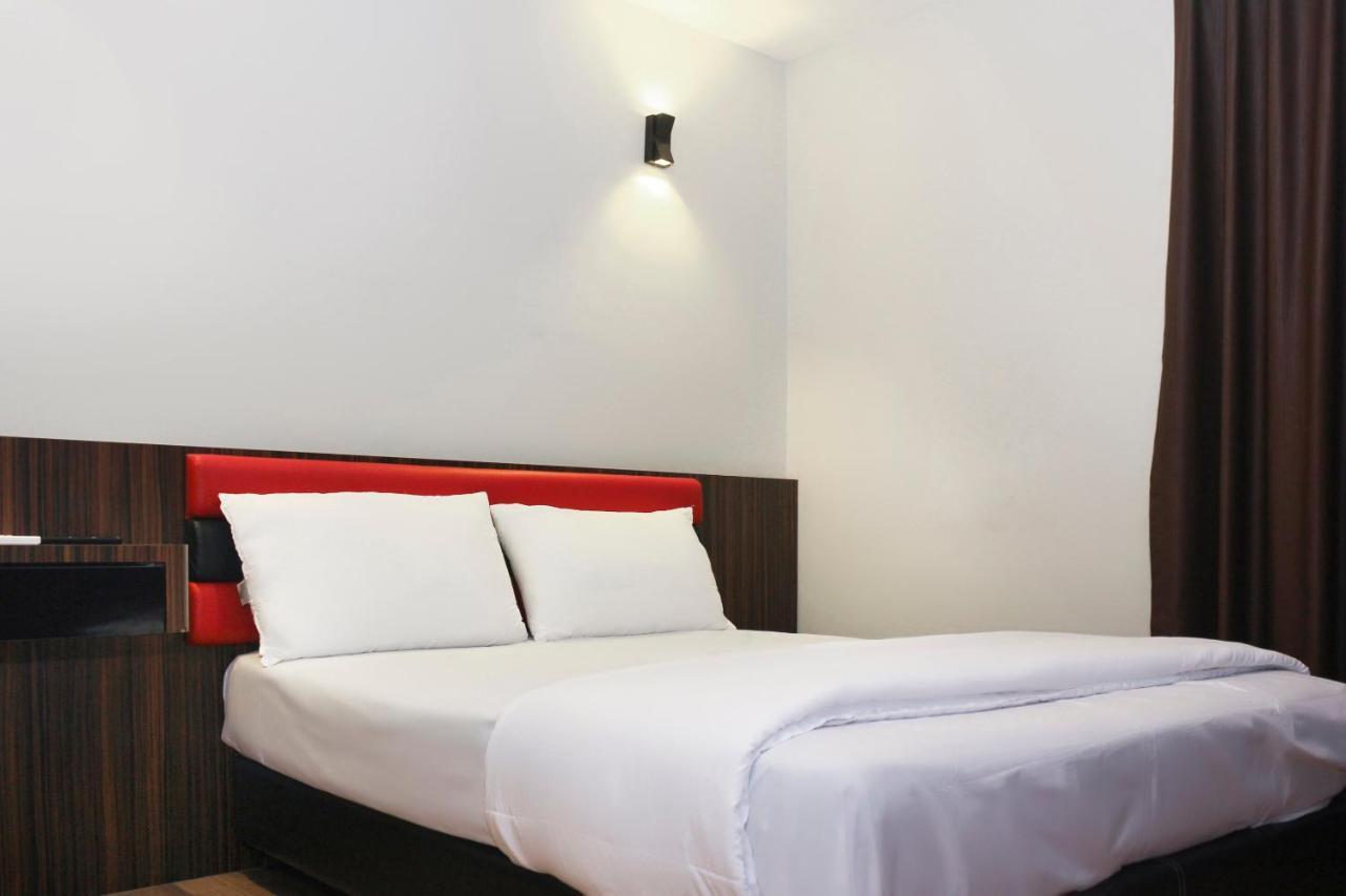 Oyo 90027 Happy Hotel جوهر بهرو المظهر الخارجي الصورة