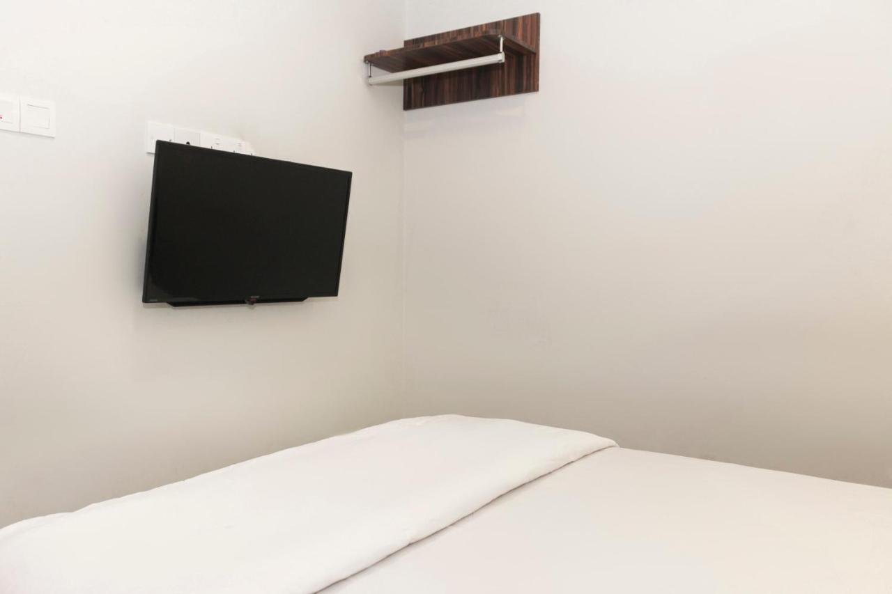 Oyo 90027 Happy Hotel جوهر بهرو المظهر الخارجي الصورة