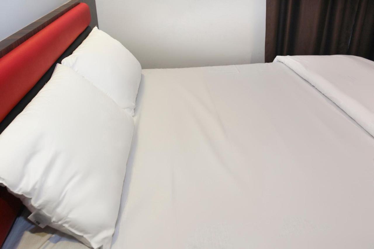 Oyo 90027 Happy Hotel جوهر بهرو المظهر الخارجي الصورة